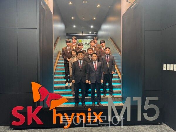 충북도교육청은 19일 SK하이닉스 청주 4캠퍼스를 방문해 현장 소통 행보를 펼쳤다. /사진-충북도교육청