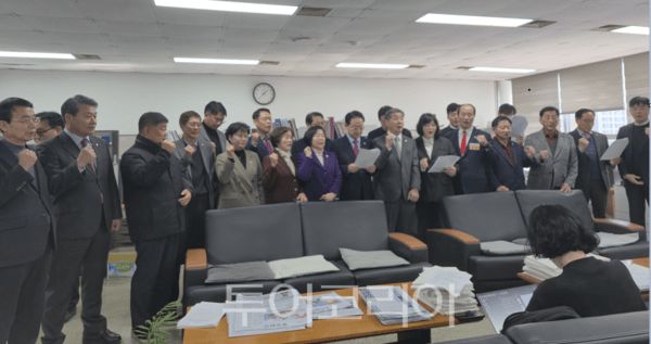 인천광역시의회 국민의힘 의원들이&nbsp;2일 오후 인천시청 기자실에서 기자회견을 열고 있다.