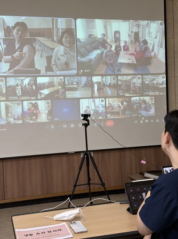 봉화군 보건소 고령층 대상 비대면 건강교육 모습./사진-봉화군