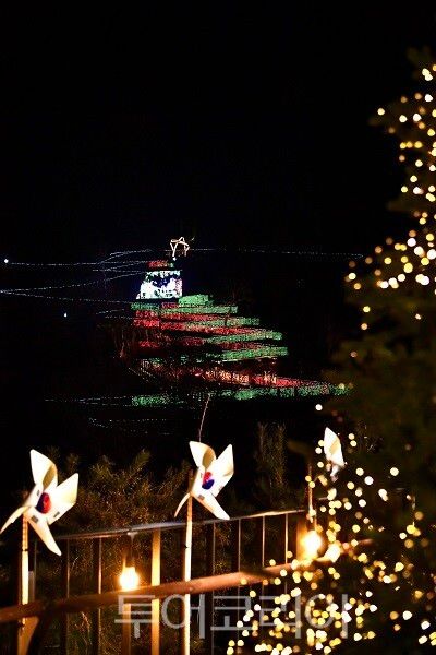 김포시가 지난 20일 애기봉평화생태공원에서 크리스마스 특별문화행사 ‘애기봉 윈터라이트’ 행사를 개최하고 있다. / 트리로드