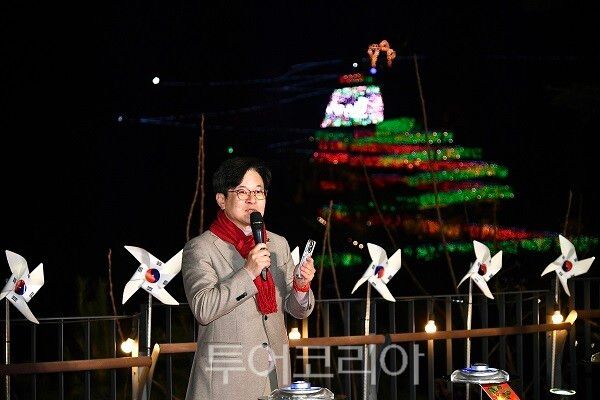 김포시가 지난 20일 애기봉평화생태공원에서 개최한 크리스마스 특별문화행사 ‘애기봉 윈터라이트’ 행사에서 김병수 시장이 인사말을 하고 있다.