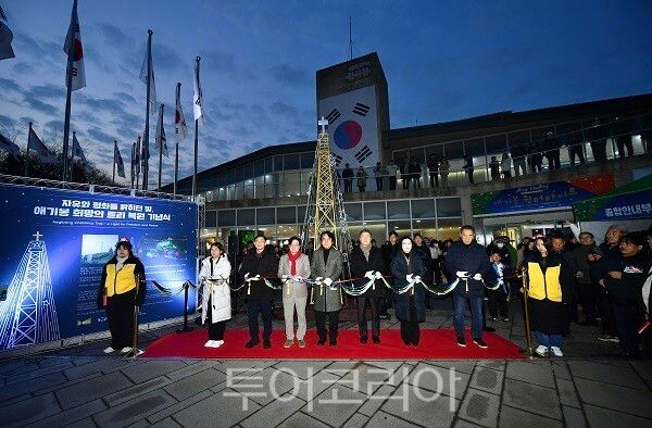 좌로부터 유영숙 시의원, 김종혁 시의회 의장, 김병수 김포시장, 이상문 김포시기독교총연합회 회장, 엄태욱 여의도순복음교회 부목사, 김현주 시의원, 이계현 김포문화재단 대표이사
