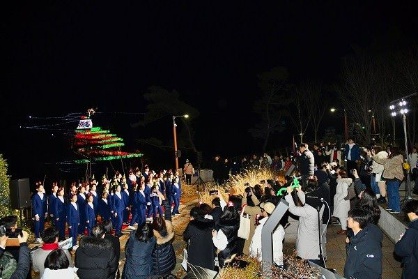 김포시가 지난 20일 애기봉평화생태공원에서 크리스마스 특별문화행사 ‘애기봉 윈터라이트’ 행사를 개최하고 있다. / 트리로드 앞에서 시립소년소녀합창단 공연