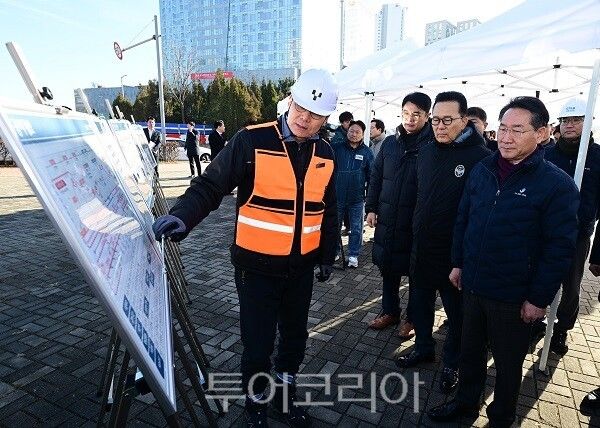 유정복 인천광역시장이 22일 연수구 인천대입구역에서 GTX-B 사업 현장을 점검하고 있다.