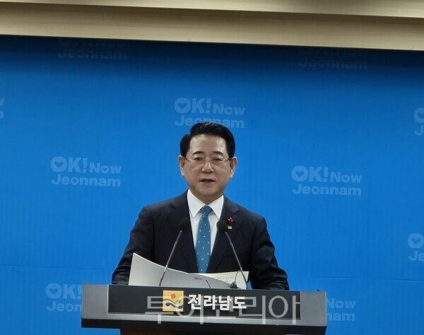 김영록 전남도지사가 23일 전남도청 브리핑룸에서 열린 송년 기자간담회에서 이야기를 하고 있다. /사진-박정규 기자