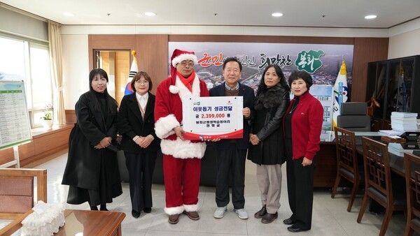 봉화군 평생학습동아리 젠탱글 회원들이 크리스마스카드 판매 수익금 전액을 기탁하고 기념촬영을 하고 있다./사진-봉화군