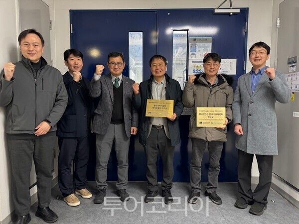 한수원이 22일 울산과학기술원(UNIST) 등을 방문해 'K-CLOUD(사외공모과제) 연구기관' 현판을 전달했다. /사진-한수원