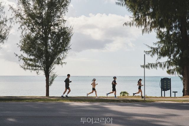 마이크로 비치 구간을 달리는 러너들/사진-마리아나관광청