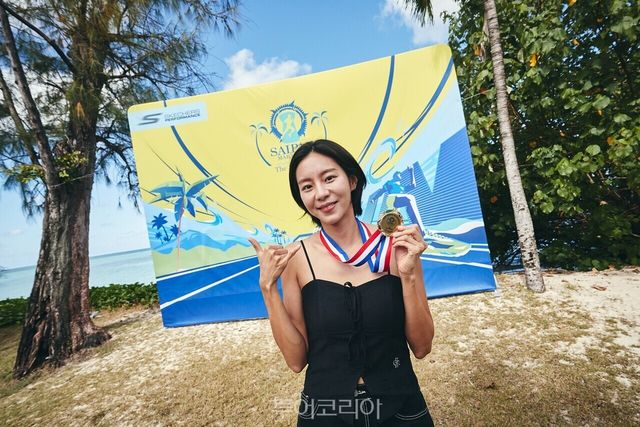 사이판 마라톤 시상식 현장의 배우 유이/사진-마리아나 관광청