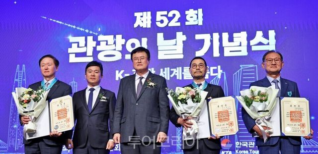 김대현 문화부 제2차관이 한국 관광 주역들에게 정부 포상을 전수하고 기념촬영하고 있다.사진=문화체육관고아부