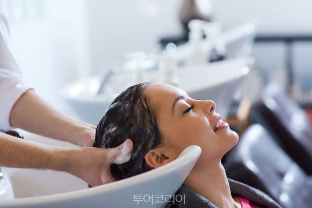 외국인 관광객이 전문 두피 케어를 받고 있는 모습/출처=클립아트코리아
