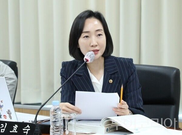 ▲질의 중인 김효숙(나성동) 세종시의원 모습. /사진-세종시의회