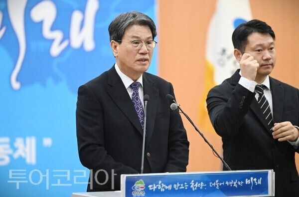 ▲김돈곤 청양군수가 23일 청사 대회의실에서 &nbsp;2025년 군정 성과와 2026년 운영 방향에 대해 언론브리핑을 하고 있다. /사진-투어코리아뉴스
