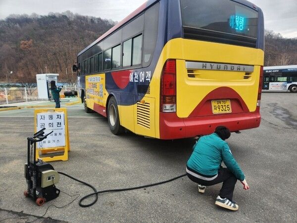 예천군 시내버스 배출가스 점검 모습(사진제공=예천군청)