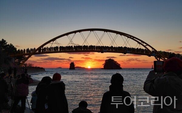 ▲태안군 꽃지 해넘이 행사 모습. /사진-태안군