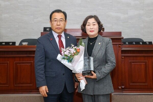 한종인(우측) 부의장 경상북도 의정봉사대상 수상 기념촬영 모습(사진제공=울릉군의회)