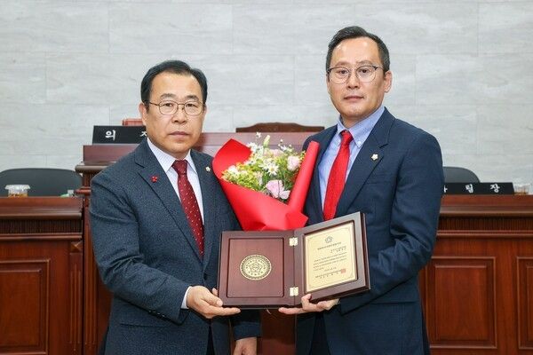 홍성근(우측) 의원 대한민국 지방의정 봉사상 수상 기념촬영 모습(사진제공=울릉군의회)