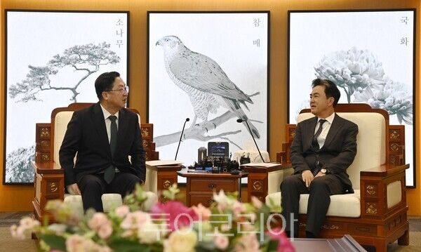 ▲김태흠(오른쪽) 충남지사와 이장우 대전시장이 24일 충남도청에서 양 시도의 행정통합에 대해 의견을 교환하고 있다. /사진-충남도