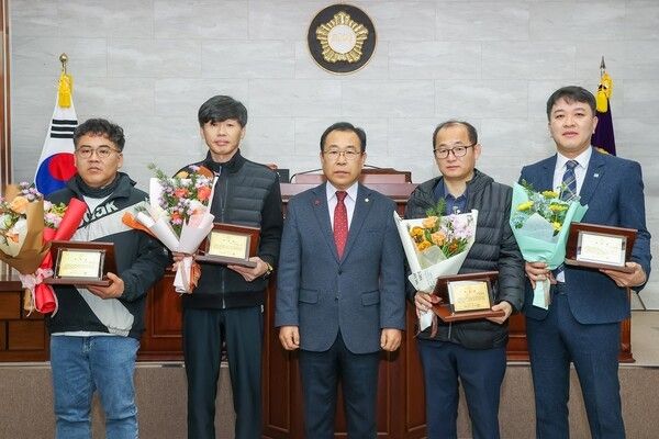 이상식 울릉군의회 의장 공로 직원 공로패 전달후 기념촬영 모습(사진제공=울릉군의회)