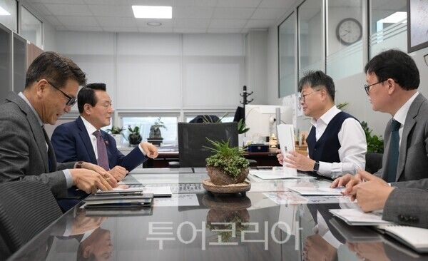 ▲백성현(왼쪽 두 번째) 논산시장이 지난 19일 재해 예방과 시민 환경 기반 시설 구축 사업의 조속한 추진을 위해 기획재정부를 방문해 국비지원을 건의하고 있다. /사진-논산시