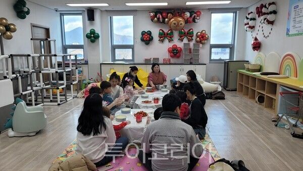 지난 25일 강진군청소년문화의집에서 열린 '놀GO! 뛰GO! 찾아가는 팝업놀이터 크리스마스편' 모습. /사진-강진군