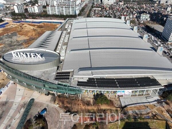 킨텍스 지붕 위 태양광/투어코리아뉴스 김경남 기자