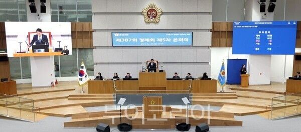 김진경 경기도의장이 폐회를 선언하고있다/투어코리아뉴스 정명달 기자