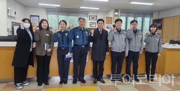 ▲이응우(오른쪽 네 번째) 계룡시장이 지난&nbsp;24일 연말을 맞아 최일선에서 시민의 안전과 일상을 책임지고 있는 논산경찰서계룡지구대를 방문해 직원들을 응원했다. /사진-계룡시