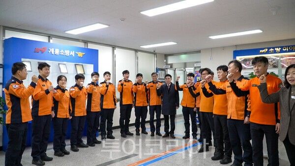 ▲이응우(가운데) 계룡시장이 지난&nbsp;24일 연말을 맞아 최일선에서 시민의&nbsp;안전과 일상을 책임지는 계룡소방서를 방문해 현장 직원들을 응원했다. /사진-계룡시