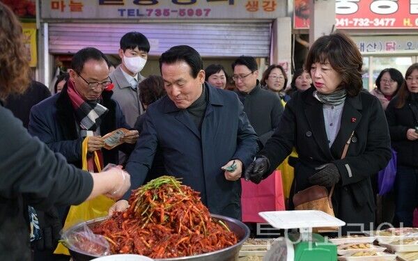 ▲백성현 논산시장이 참여한 가운데 열린 전통시장　장보기 행사 모습. /사진-논산시