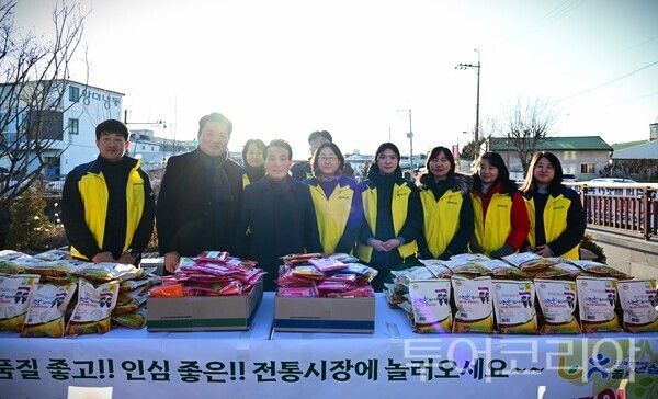 ▲NH농협　논산시지부　주관으로 지난 26일 화지중앙시장　일원에서 개최된 ‘우리　쌀　소비촉진　캠페인’ 모습. /사진-논산시