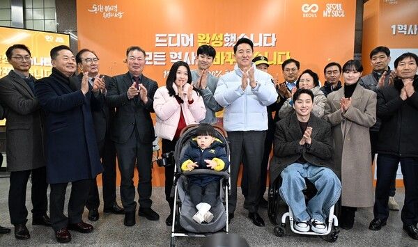 오세훈 서울시장이 29일 강서구 2·5호선 까치산역에서 열린 전역사 1역사 1동선 확보 기념행사에서 교통약자 대표들과 기념촬영하고 있다./사진=서울시