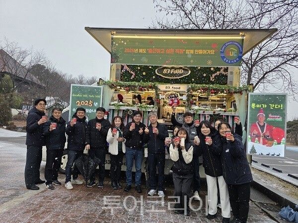 김포도시공사 이형록 사장이 연말을 맞아 지난 23일부터 24일까지 양일간 공사 주요 사업장을 순회하며 전 직원과 함께하는 ‘12월 문화·소통 행사’를 가졌다.