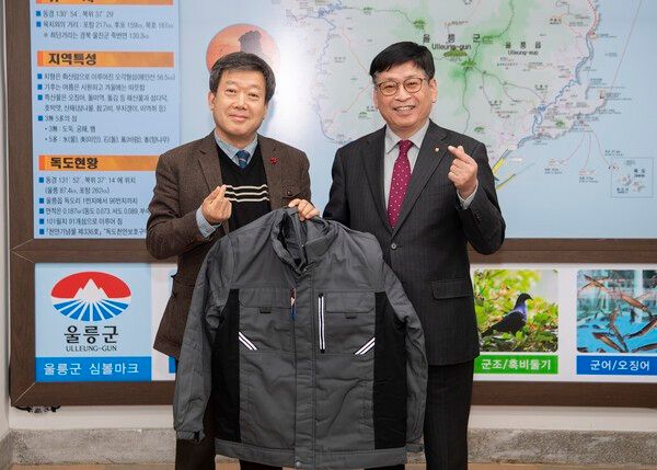 남한권 (좌측)울릉군수 울릉군농협 정종학(우측) 조합장 방한복 전달식 기념촬영 모습(사진제공=울릉군청)