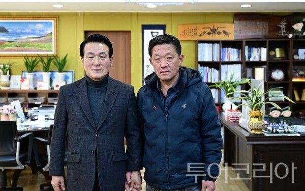 ▲충남 논산시 강경읍에서 성물산을 운영하는 이성래(오른쪽) 대표가 백성현 시장에게 지역사회 소외계층 지원을 위한 성금 6534만 7400원을 기탁한 후 기념촬영을 하고 있다. /사진-논산시