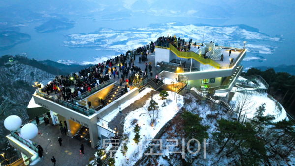 비봉산 정상에서 2025년 해맞이 행사모습/사진=제천시