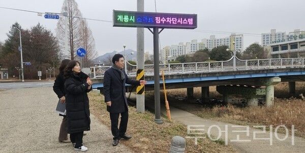 ▲이응우(오른쪽) 계룡시장이 두계천을 방문해 하천 정비사업 및 재해 예방 안전시스템 등을 점검하며 주민 의견 등을 수렴했다. /사진-계룡시