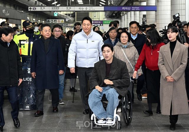 오세훈 서울시장이 29일&nbsp; 강서구 2·5호선 까치산역에서 열린 전역사 1역사 1동선 확보 기념행사에서 교통약자 대표들과 함께 신설 엘리베이터에 탑승하고 있다./사진=서울시