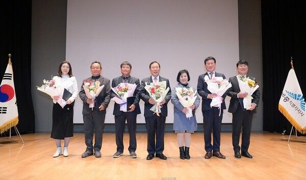 ▲최민호 세종시장이 지난 1일 시청 여민실에서 열린 직원 소통의 날 행사에서, 올해 지역 농업육성 발전에 힘쓴 농업인들을 표창하고 있다(왼쪽 두 번째 부터 강용규 씨, 박승갑 씨, 최민호 시장, 류명순 씨). /사진-세종시