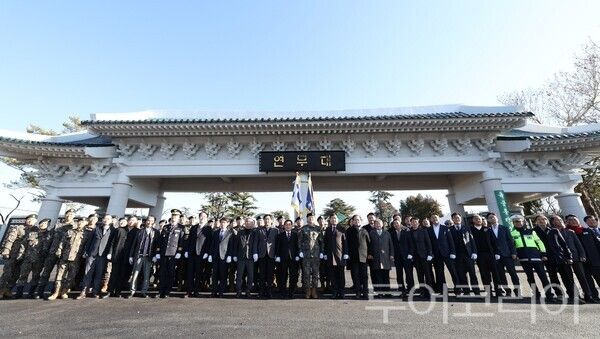 ▲30일 연무문 제막 기념식에 참석한 류승민 육군훈련소장과 백성현 논산시장, 조용훈 논산시의회 의장, 시·도의원, 지역기관장, 지역주민대표 등이 단체 기념촬영을 하고 있다. /사진-육군훈련소
