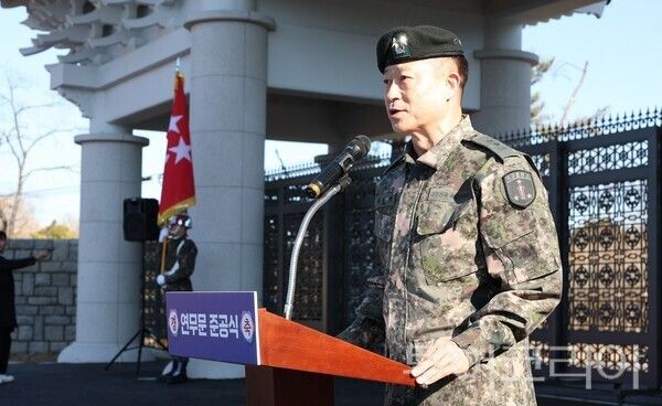 ▲연무문 제막 기념식에서 축하 인사말을 전하고 있는 류승민(소장) 육군훈련소장 모습. /사진-육군훈련소