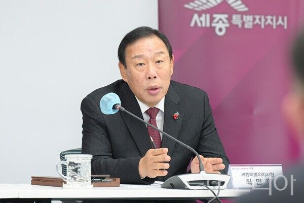 ▲최민호 세종시장이 지난 30일 시청 대회의실에서 열린 확대 간부회의를 주재하고 있다. /사진-세종시