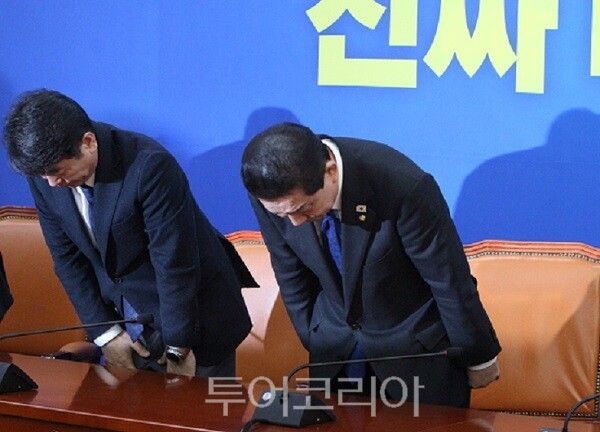 더불어민주당 김병기 원내대표가 30일 서울 여의도 국회에서 열린 원내대책회의에서 원내대표직 사퇴를 발표하고 있다.&nbsp;2025.12.30. / 투어코리아 이창호 기자