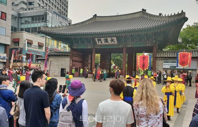 덕수궁 수문장 교대식 관람하는 외국인 관광객들/ Ⓒ 투어코리아
