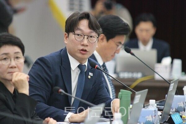 국회 행정안전위원회가 20일 오전 인천시청 본관 회의실에서 인천광역시를 대상으로 개최한 국정감사에서 모경종 의원이 질의를 하고 있다. 2025.10.20. / 투어코리아 이창호 기자