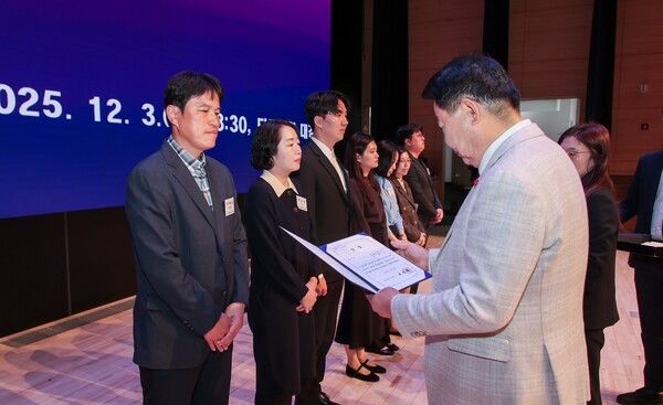 ▲오성환(맨 오른쪽) 당진시장이 지난 3일 적극행정을 실천한 공무원을 대상으로 표창장을 수여하고 있다. /사진-당진시