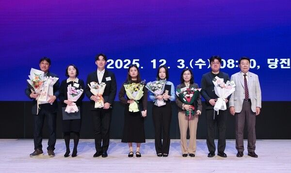 ▲표창장을 수상한 당진시 적극행정 우수공무원들 모습(맨 오른쪽 오성환 시장). /사진-당진시