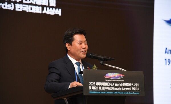 ▲박정현 부여군수가 ‘2025 피너클 어워즈 한국대회’에서 ‘부여의 시간, 낮과 밤을 잇다’라는 주제로 기조 발제를 진행하고 있다. /사진-부여군