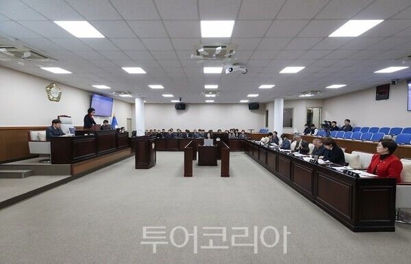 인천 동구의회가 4일 열린 제289회 제2차 정례회 2차 본회의에서 구정질문을 하고 있다.