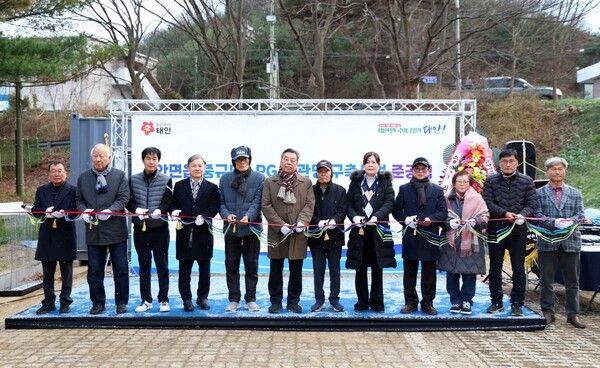 ▲가세로(왼쪽 여섯 번째) 태안군수가 참석한 가운데 지난 3일 안면읍 승언리에서 진행된 준공식 모습. /사진-태안군